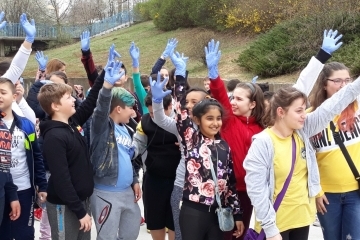 Доброволци от две училища се включиха в акция  "Пролетно почистване"