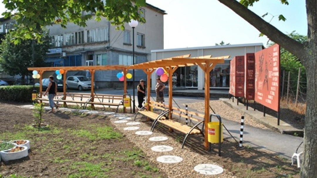 Кметът Пламен Стоилов и зам.-министър Георги Костов откриха спортна и детска площадка в Тетово