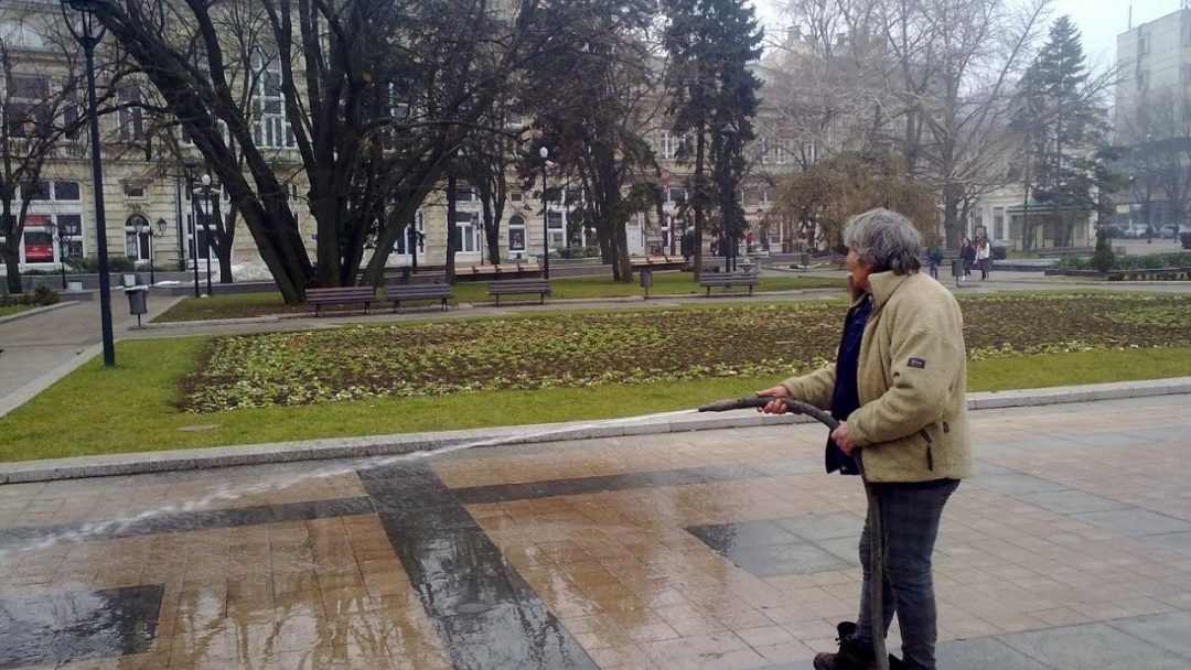 Мият улиците на Русе след снеготопенето