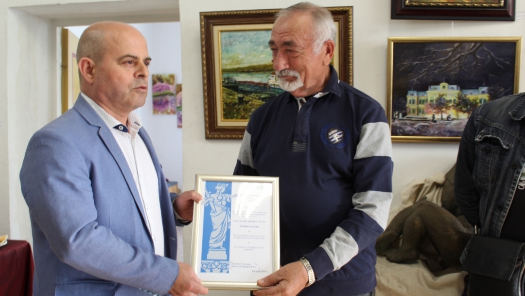  Кметът Пламен Стоилов връчи златна значка "Русе" на художника Цоню Цонев