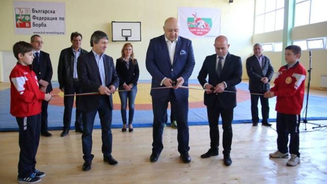 Обновената тренировъчна зала по борба официално отвори врати
