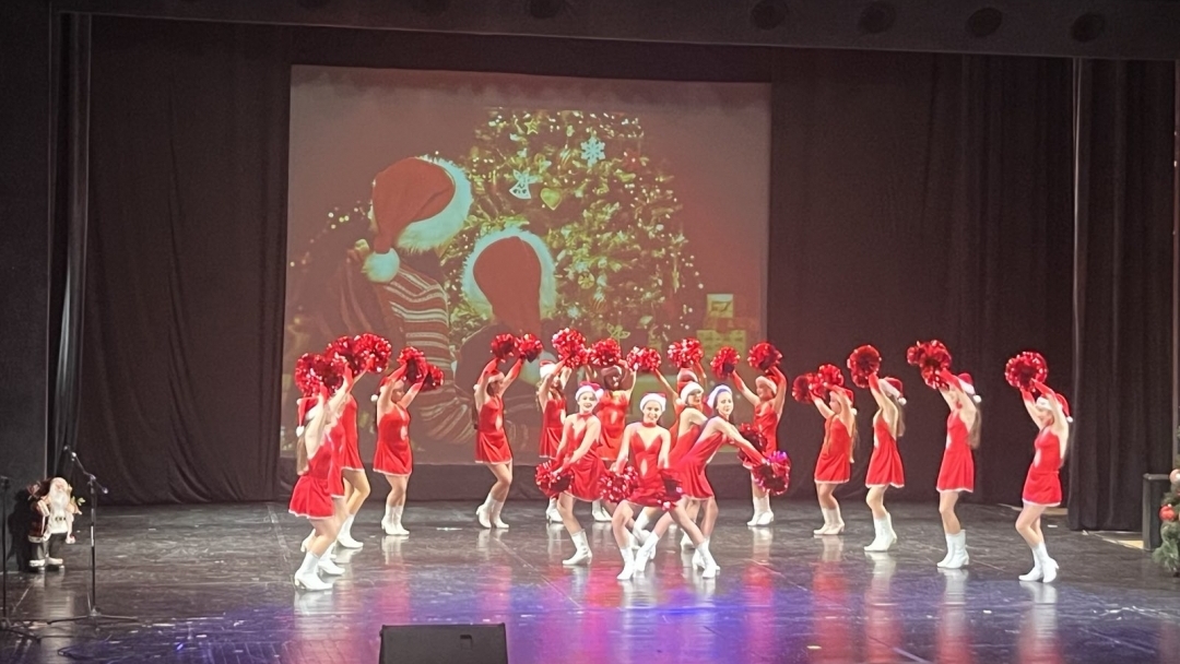 Традиционният коледен концерт на Общинския младежки дом в Русе зарадва стотици русенци