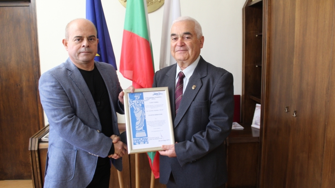 Кметът Пламен Стоилов връчи златна значка „Русе“ на председателя на Общинския съвет на РСОСЗР Георги Николов         
