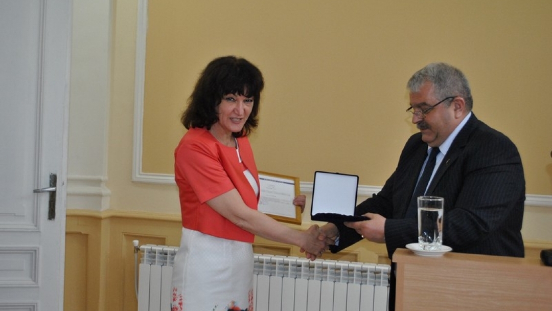 Плакет „Русе“ за Регионалната библиотека по повод 125-та й годишнина