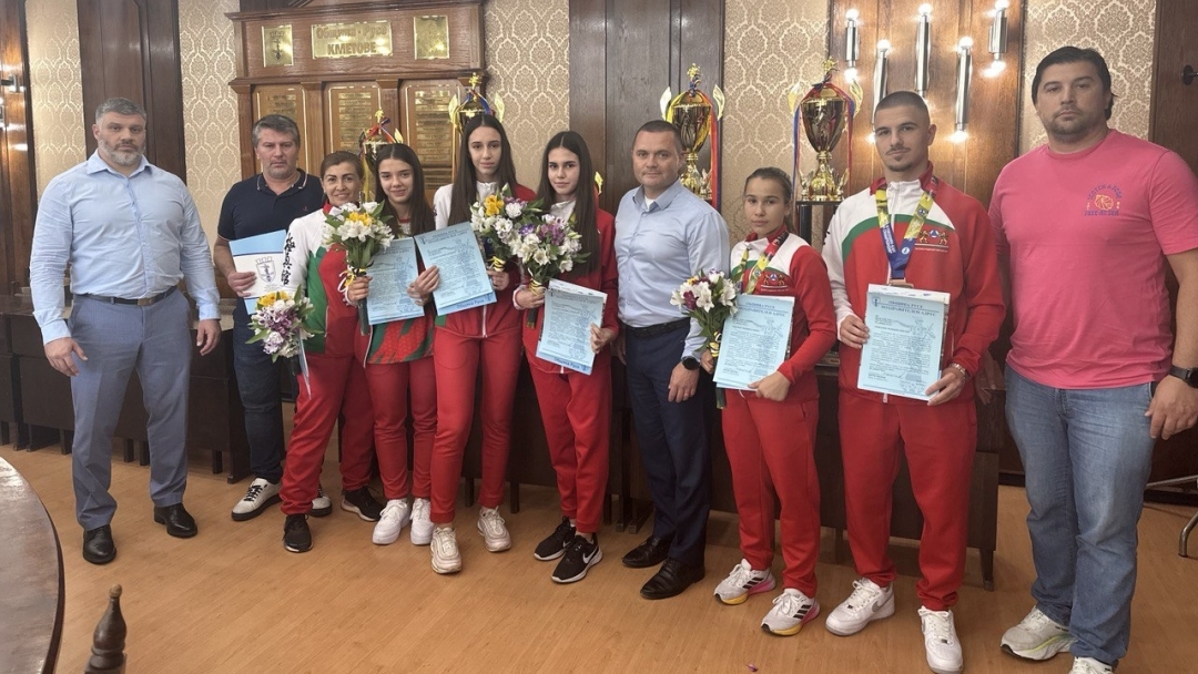 Mayor Pencho Milkov awarded Ruse karate champions for their success at the European Championship