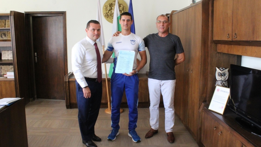 The Mayor of Ruse awarded Ivan Banchev for the silver medal from the European Archery Championship