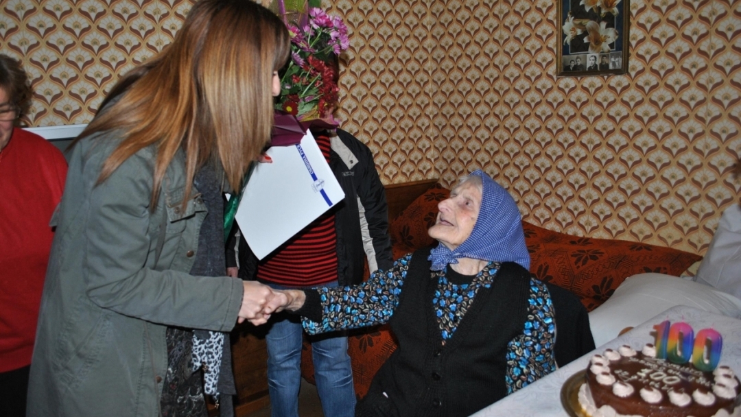 Кметът Пламен Стоилов поздрави столетница от Русе