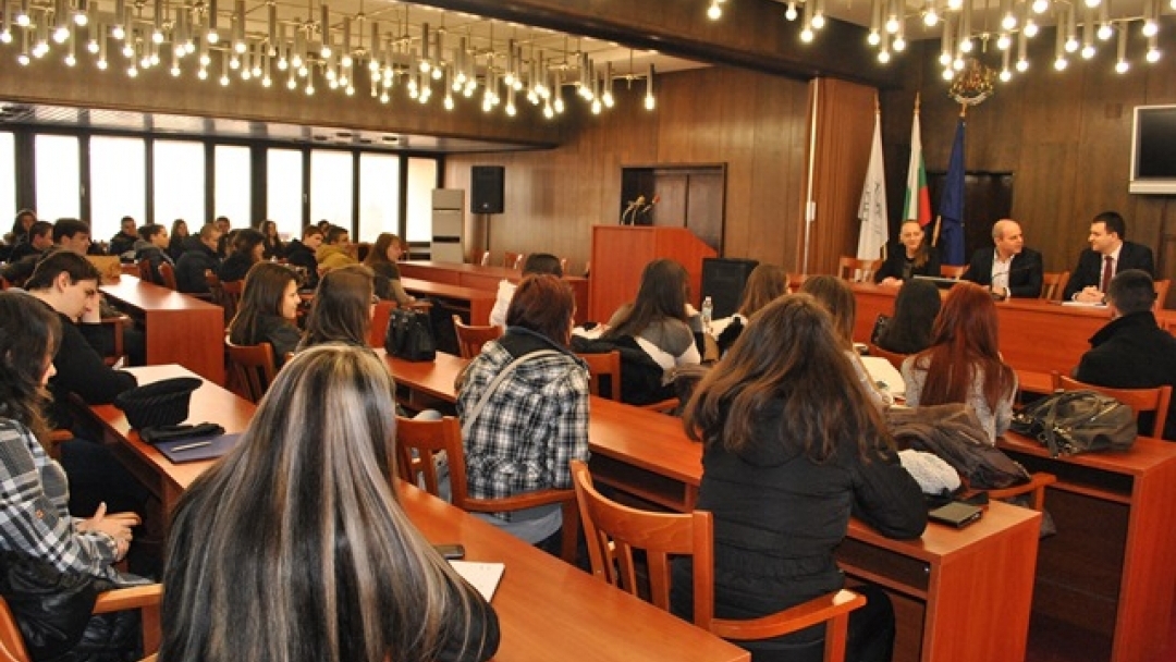 Кметът Пламен Стоилов разговаря с бъдещи юристи