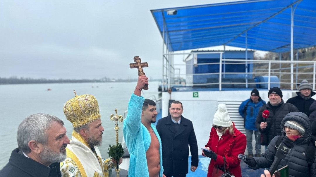 За 6-и път: Теодор Цветков извади богоявленския кръст от водите на Дунава