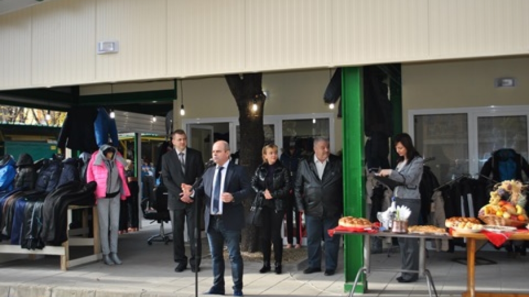 Кметът Пламен Стоилов откри обновената част на Централния общински пазар