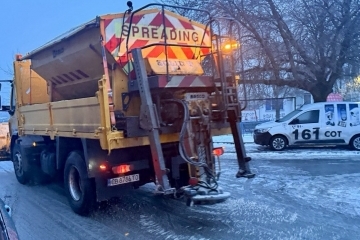Екипите на три фирми работят по обработката на пътищата срещу заледявания в община Русе