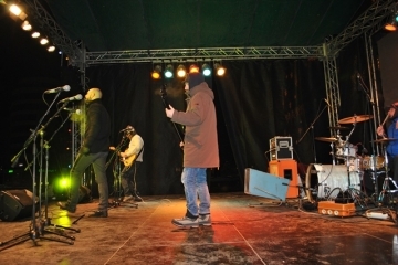 С пищна заря, дълго хоро и Д2 русенци посрещнаха новата 2015 година