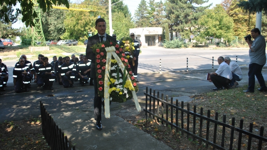Русенци поднесоха цветя в памет на загиналите пожарникари