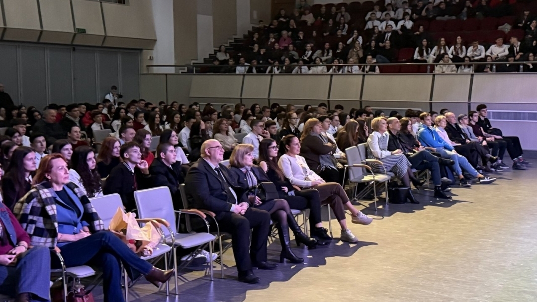 Заместник-кметът Енчо Енчев уважи Пролетния концерт на Английската гимназия  