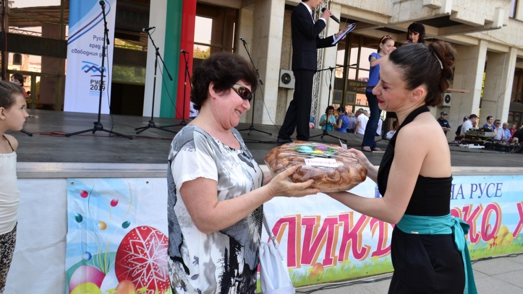 Великденско хоро събра стотици русенци в центъра на града 