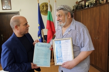 Кметът Пламен Стоилов връчи Златна значка "Русе" на художника Владимир Ангелов