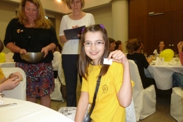 София Енчева от СОУ за европейски езици извоюва купа за участие на училището си в националния кръг на Спелинг Би