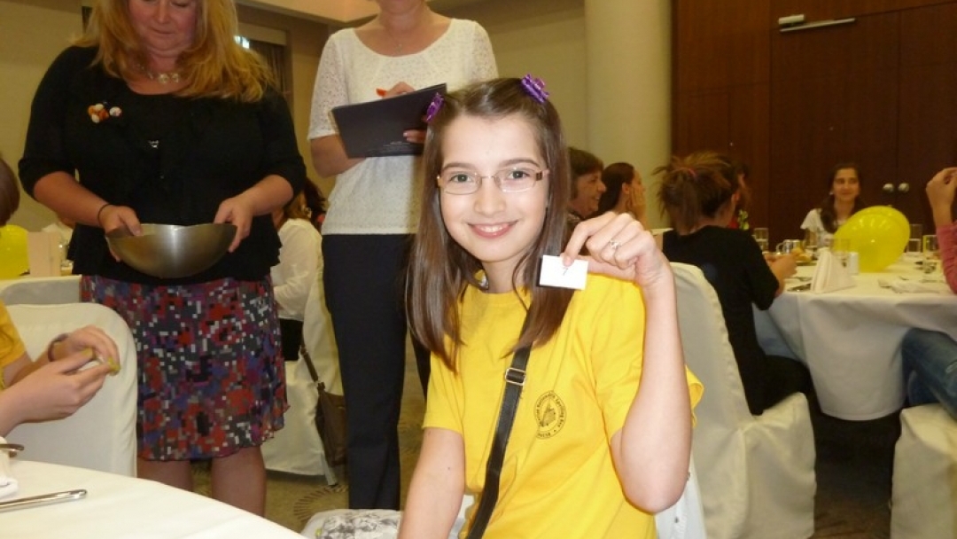 София Енчева от СОУ за европейски езици извоюва купа за участие на училището си в националния кръг на Спелинг Би