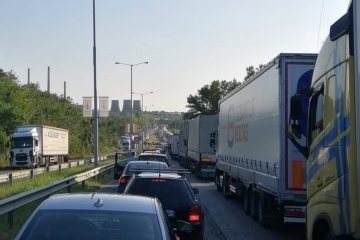 Тир-паркингите край Русе са препълнени, има и опашка от камиони на булеварда заради увеличения поток на автомобили