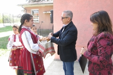 Зам.-кметът инж. Димитър Наков откри ново спортно игрище за волейбол и тенис на корт в Ново село