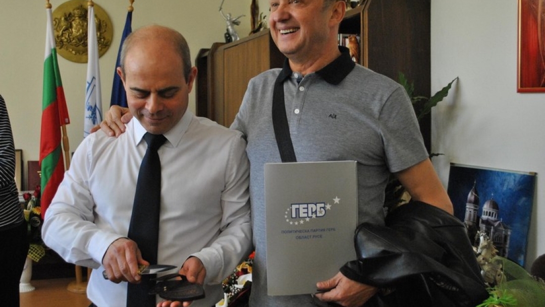 Златна рибка и шерифска значка за рождения ден на кмета Пламен Стоилов 