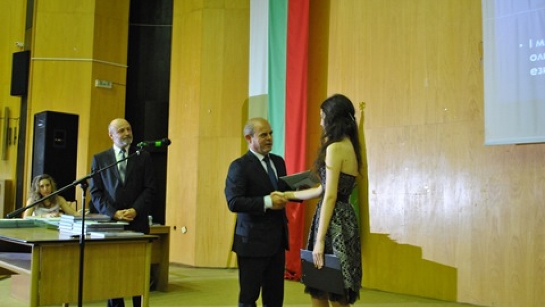 Кметът Пламен Стоилов подари „Паспорт Русе“ на абитуриенти от Математическата гимназия