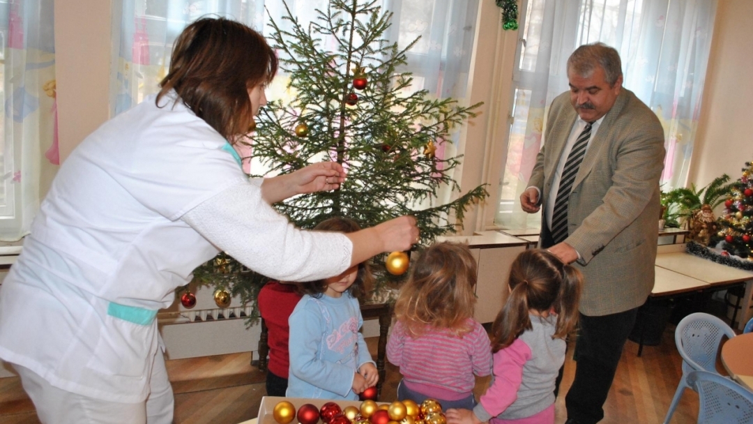 16 елхи дари Община Русе на детски ясли и социални заведения