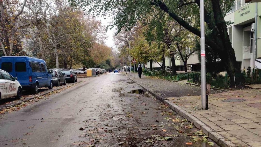 Машинно метене затруднява за ден паркирането по ул. „Студентска“