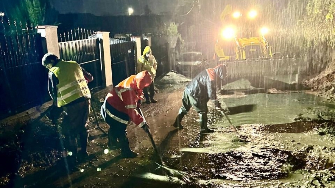 Екипи на общинските предприятия и Пожарната служба продължават дейностите по възстановяване на участъци от инфраструктурата в Русе