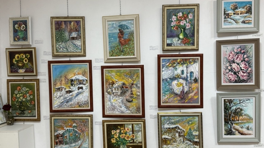 Красотата на зимата е уловена в 150 творби на русенски автори