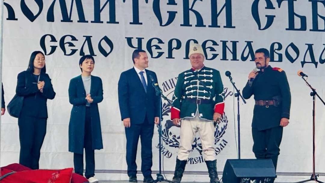 Деветият Комитски събор събра стотици родолюбци в село Червена вода