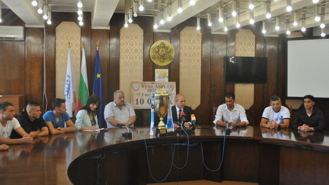 Кметът Пламен Стоилов награди футболистите от ФК „Дунав“