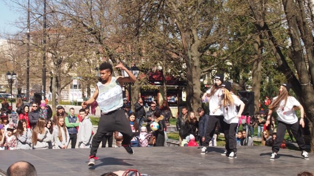 Над 700 танцьори от 35 състава от българия и чужбина участваха в „Танцуваща река“ 