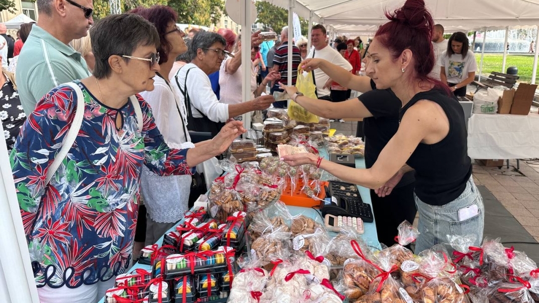 18-годишният Аслан Ахмедов е големият победител в конкурса за нетрадиционна торта „Гараш“ 