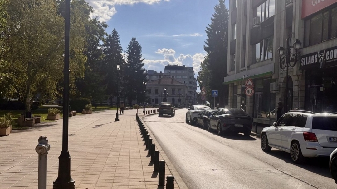 Временни ограничения за движение и паркиране на 15 септември по ул. „Александровска“ в района на СУ „Христо Ботев“ 