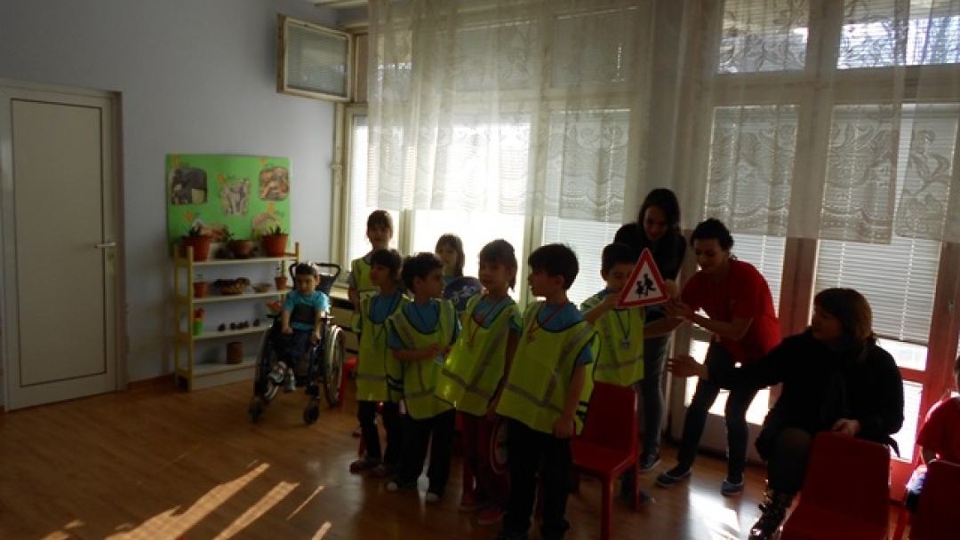 Деца от ЦДГ 'Зора' се учиха да пресичат правилно