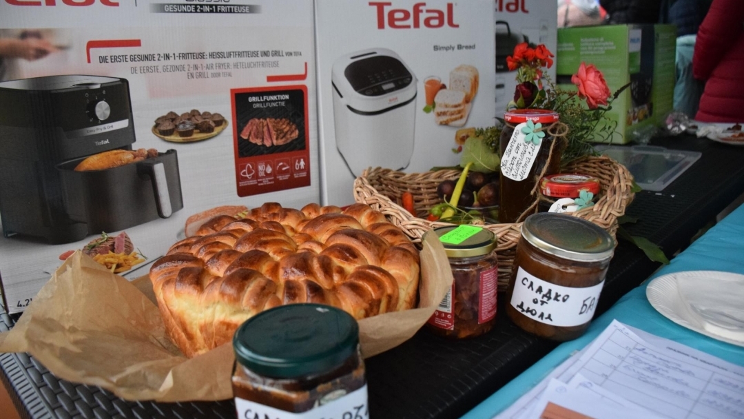 Кварталите „Дружба“ и „Чародейка“ в Русе празнуваха заедно с музика, танци и кулинарни битки