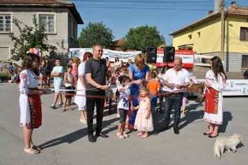 Кметът Пламен Стоилов откри ноизградена детска площадка в село Бъзън