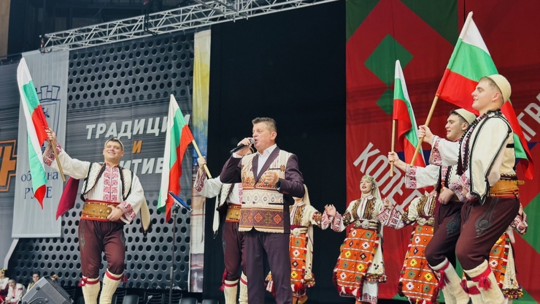 Над 800 участници представиха силата на българския фолклор в тазгодишното „Коледно надиграване“ в Русе