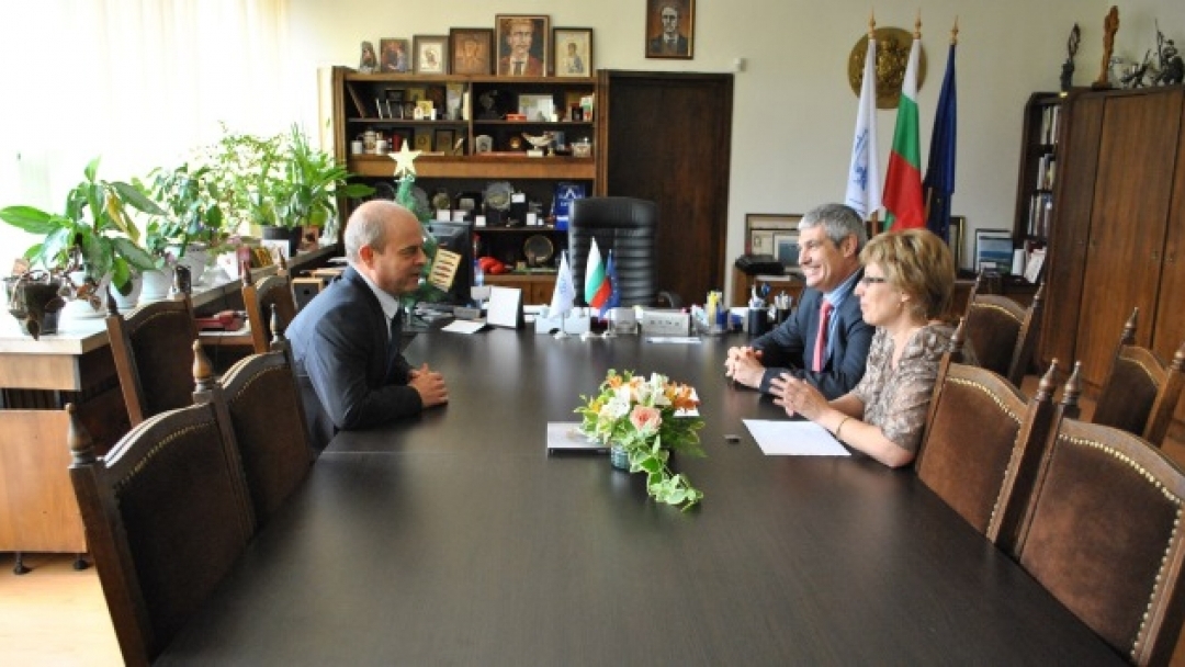 Кметът Пламен Стоилов връчи златна значка „Русе“ на президента на КНСБ – Пламен Димитров