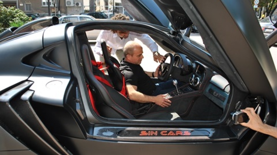 Кметът Пламен Стоилов изпробва новата SIN CARS на Росен Даскалов