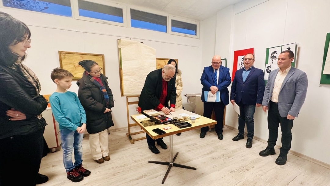 Калиграфия и детско творчество се срещнаха в изложбата „Годината на огнения кон“ в Русе