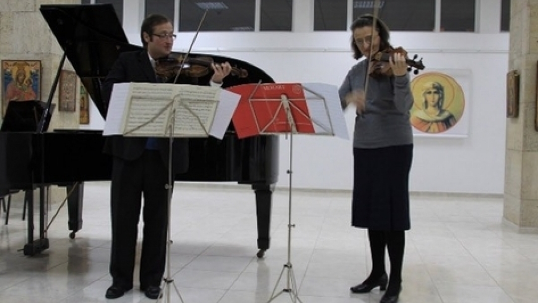 Световноизвестната цигуларка Деворина Гамалова с благотворителни концерти в Русе 