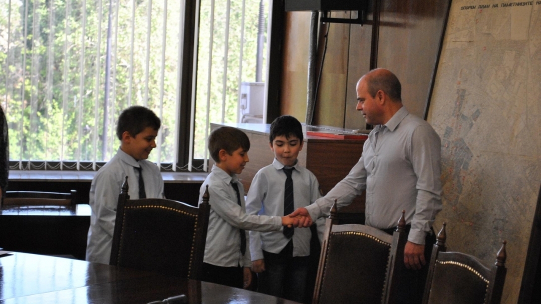 Русенски второкласници споделиха мечтите си за Русе с кмета Пламен Стоилов 