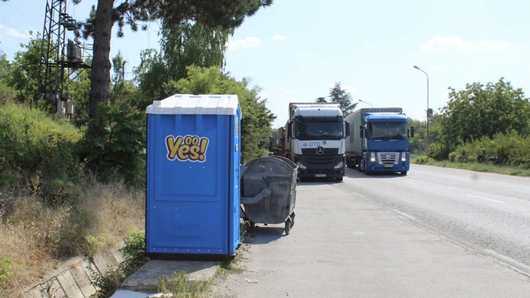 Химически тоалетни, контейнери и ново почистване организира Община Русе по бул. „България“ 