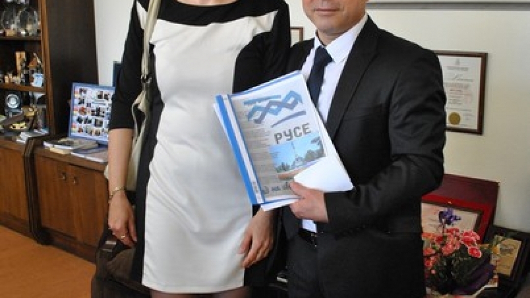 Златна рибка и шерифска значка за рождения ден на кмета Пламен Стоилов 