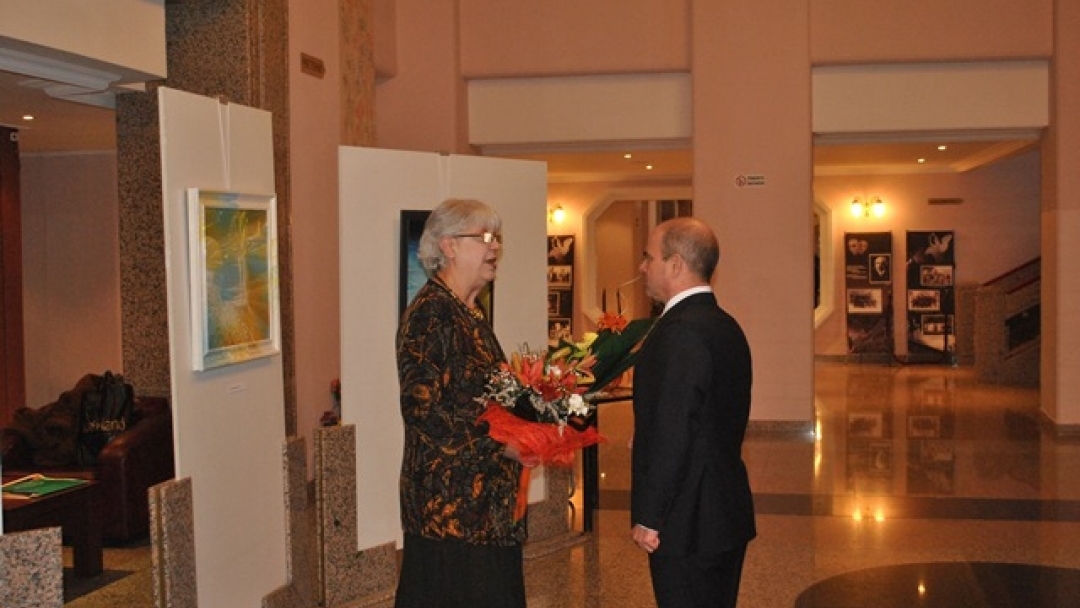Кметът Пламен Стоилов поздрави Виолета Радкова по повод поредната й изложба „Малка нощна музика“