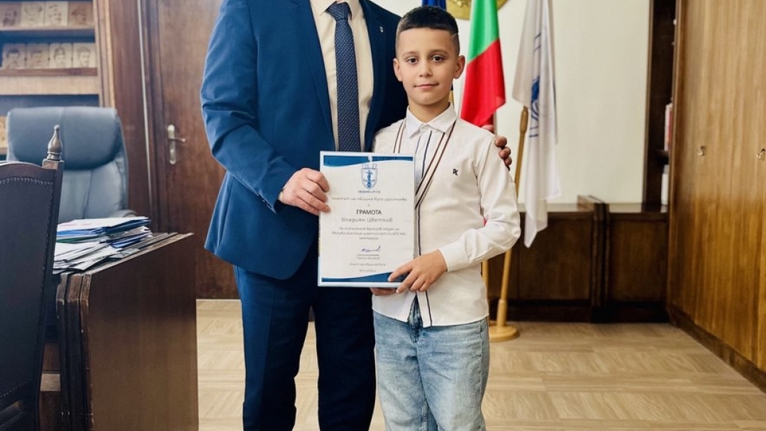 Кметът Пенчо Милков отличи младите състезатели по мотокрос Филип Кашов и Владиян Цветков