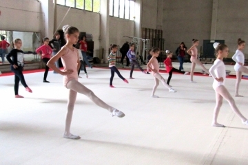 Деца и родители научиха за връзката между акробатика и балет