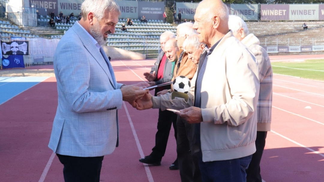 Mayor Pencho Milkov honored the legends of Ruse football who defeated the Roma team 50 years ago